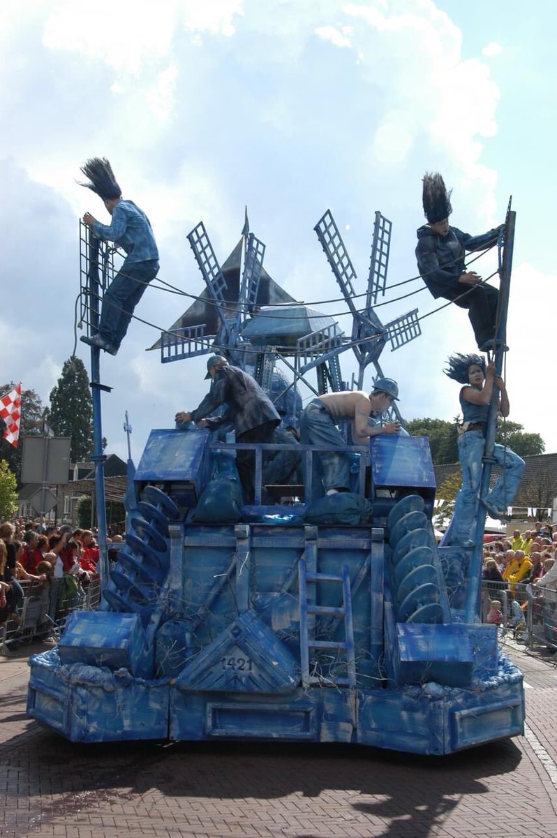 Brabantsfaam's tweet photo. Wij houden bij de @Brabantsedag parade wel van een blauwe maandag! https://t.co/NLNEzVd6zZ