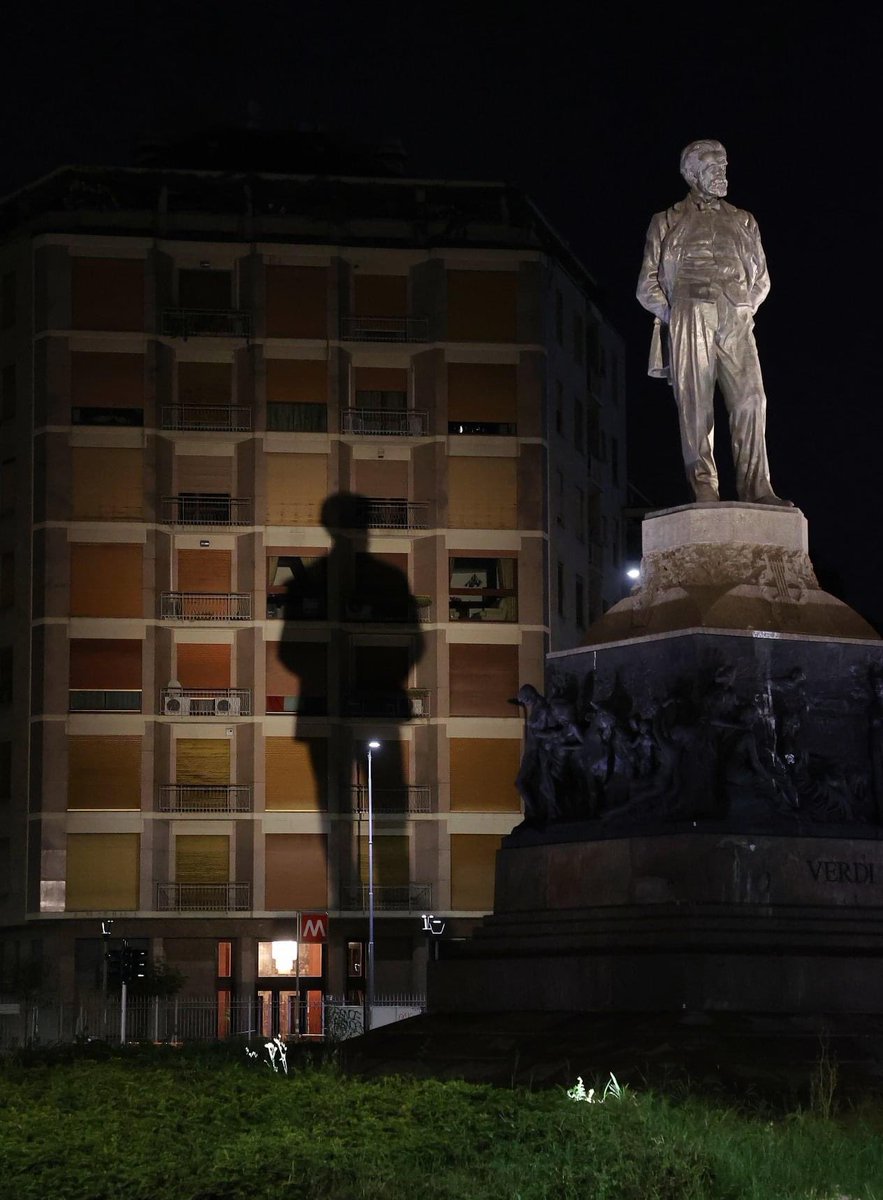 Milano, piazza Michelangelo Buonarroti - L'ombra del Maestro Giuseppe Verdi si allunga su un palazzo poco distante. Felice di potervi raccontare un momento della notte così suggestivo (foto andrea cherchi)
#semplicementemilano #andreacherchi #milano