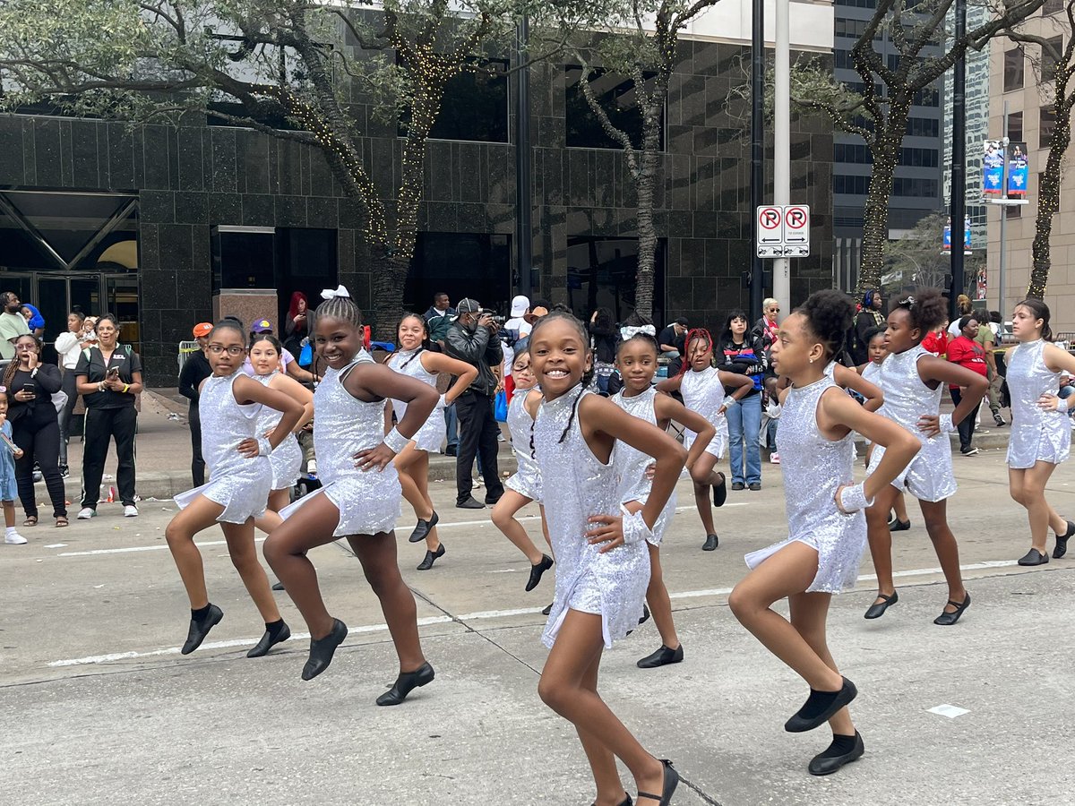 MsChavez_22's tweet photo. Their smiles say it all! So proud of the Royal Diamonds for performing at the MLK Parade. 👯‍♀️Shout out to @TylerArchie5678 for the work she puts in for them! 🫶🏼 #Aldineconnected https://t.co/0oGbChUrqZ