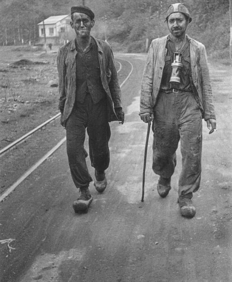 asturiasayer's tweet photo. 📍Mineros
🗓️Año: 1948
💾Fuente: Valentín Vega https://t.co/0hMiLAAjwy