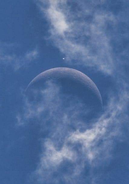 CuriosityonX's tweet photo. Moon and Venus in daylight. https://t.co/TmHCS5KKgz