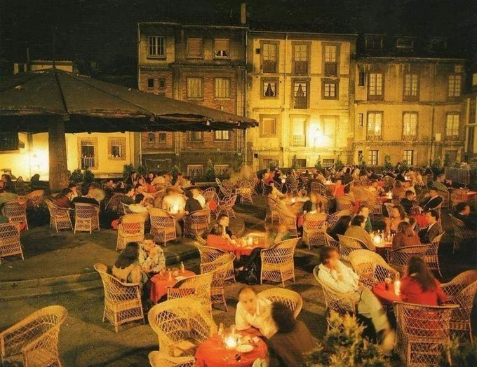 asturiasayer's tweet photo. 📍Oviedo, noches en la Plaza del Paraguas.
🗓️Años 80 https://t.co/G0pgWT1pnT