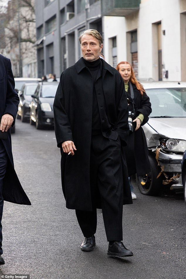 MadsBrasil_'s tweet photo. Mads hoje em Milão para o Zegna Fall Winter Fashion Show Alessandro Sartorio (16/01/2023)

Via DailyMail

#MadsMikkelsen 
#zegnafw23alessandrosartoriofficial https://t.co/3tXK2E5N44