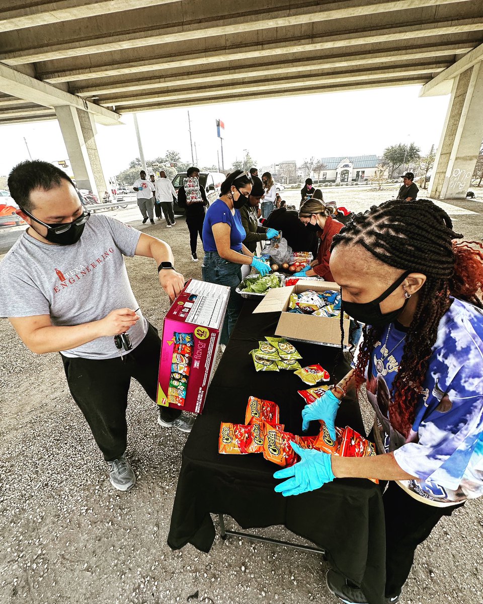 joseforatx's tweet image. Spent the afternoon serving our unhoused brothers and sisters with my compa Antony and his NPO @WeCanNow1 at their MLK Day BBQ. I was also blessed with running into one of my favorite Chingonas,@sylbutanda. Life is good. 
#ServiceOverSelf 
#D3CommUNITY
#MLKDay2023
