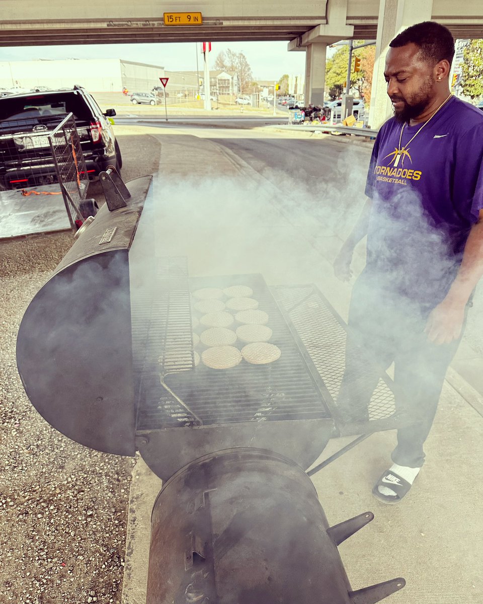 joseforatx's tweet image. Spent the afternoon serving our unhoused brothers and sisters with my compa Antony and his NPO @WeCanNow1 at their MLK Day BBQ. I was also blessed with running into one of my favorite Chingonas,@sylbutanda. Life is good. 
#ServiceOverSelf 
#D3CommUNITY
#MLKDay2023