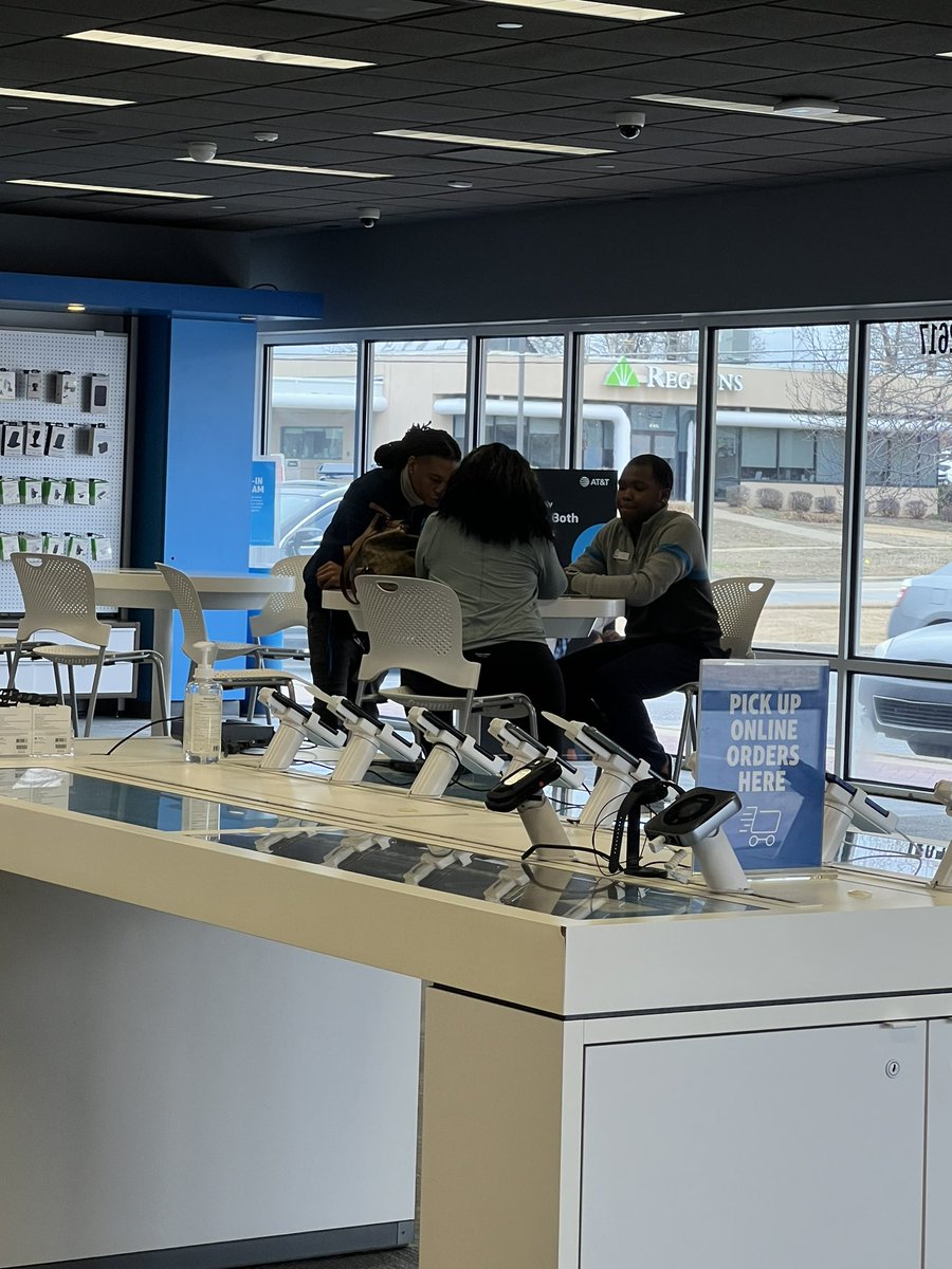 KAMO_Lakewood's tweet photo. Nothing like getting a manager involved to help close the sale ‼️‼️ Team Lakewood has the BEST MANAGERS EVER 🤗🥰
#teamworkmakesthedreamwork #Teamicecold🥶💎 https://t.co/XjQKHgzYKy