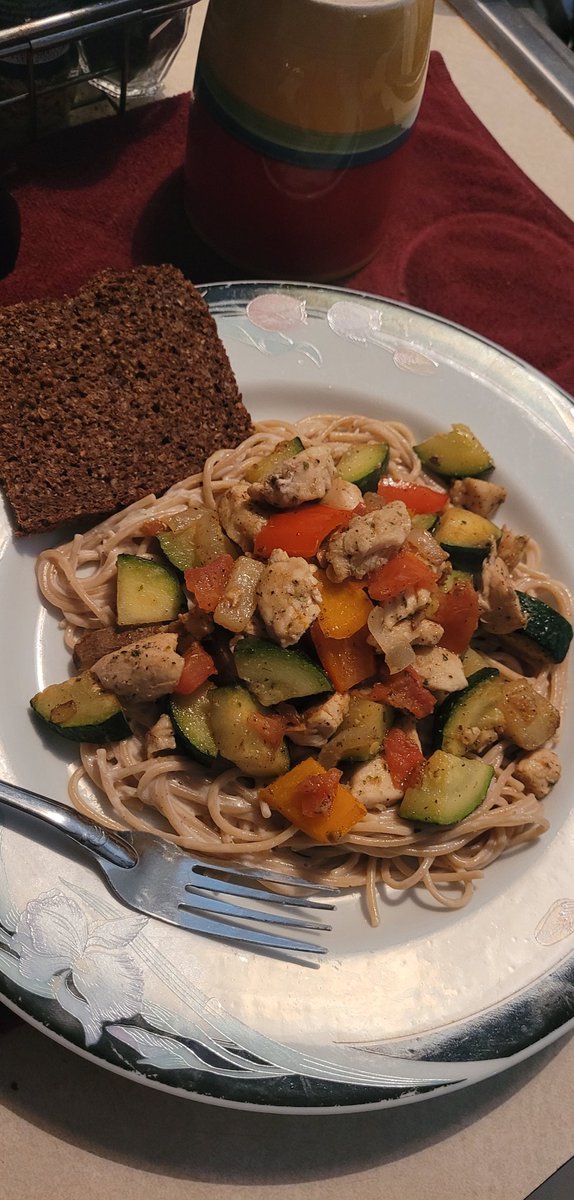 Bellaram06's tweet photo. While listening to the great space 💯👏 made this delicious chicken alfredo pasta with sautéed veggies and a slice of Pumpernickel German toasted bread. 😋😊 #enjoycooking #blessed #livinglifetothefullest #funinthekitchen #lunchtime #area32 #SAFEMOONARMY 🍝 #cryptoandchores😉 https://t.co/ecslsHuRaq