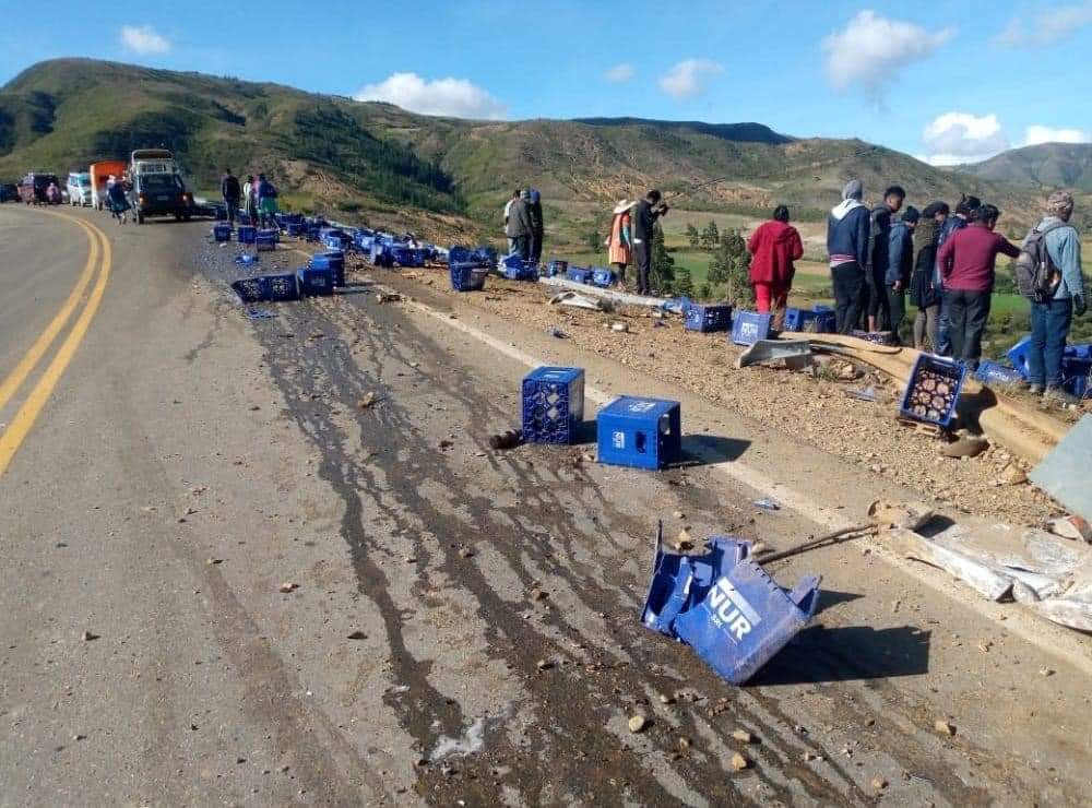 VocesPlus's tweet photo. Reportan accidente de tránsito en la carretera antigua #Cochabamba - #SantaCruz, hay cuatro personas fallecidas. Un camión tráiler colisionó con una camioneta que transportaba cerveza y chocó contra una persona que manejaba una bicicleta.
#VocesPlus https://t.co/W6mwvjYVTw