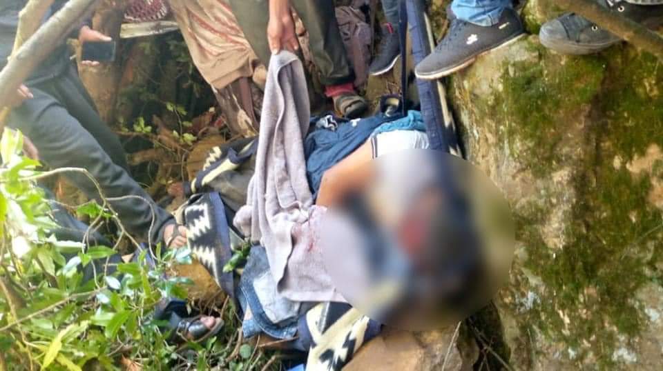 VocesPlus's tweet photo. Reportan accidente de tránsito en la carretera antigua #Cochabamba - #SantaCruz, hay cuatro personas fallecidas. Un camión tráiler colisionó con una camioneta que transportaba cerveza y chocó contra una persona que manejaba una bicicleta.
#VocesPlus https://t.co/W6mwvjYVTw