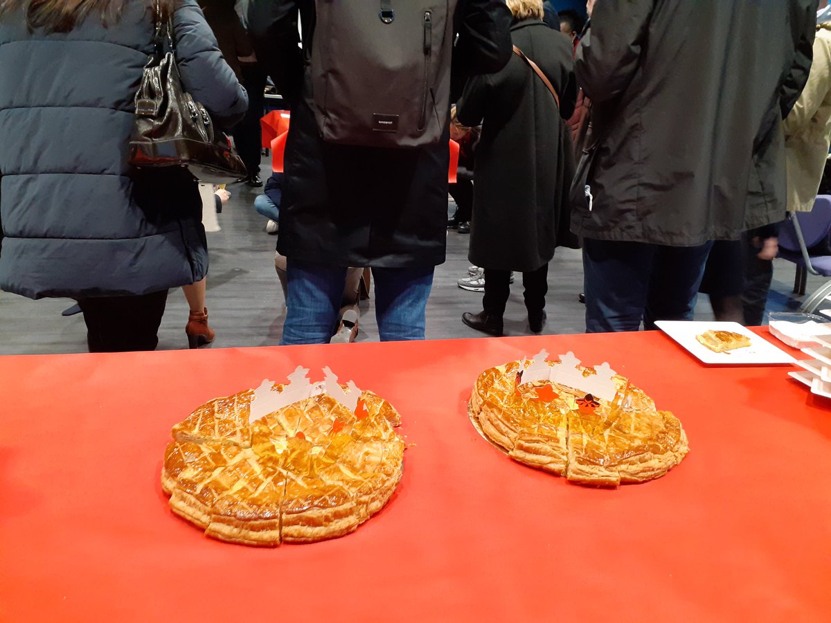 EmbaDauphinePSL's tweet photo. [VIS ma vie Emba] 
Rendez-vous incontournable du mois de janvier 
👉 #galettedesrois👑👑
👉 promo23 &amp; promo24 #EmbaDauphinePsl
👉 petit bonheur partagé avec enfants &amp; conjoint(e)s venus @Paris_Dauphine pour l'occasion https://t.co/UBmJefcR2J