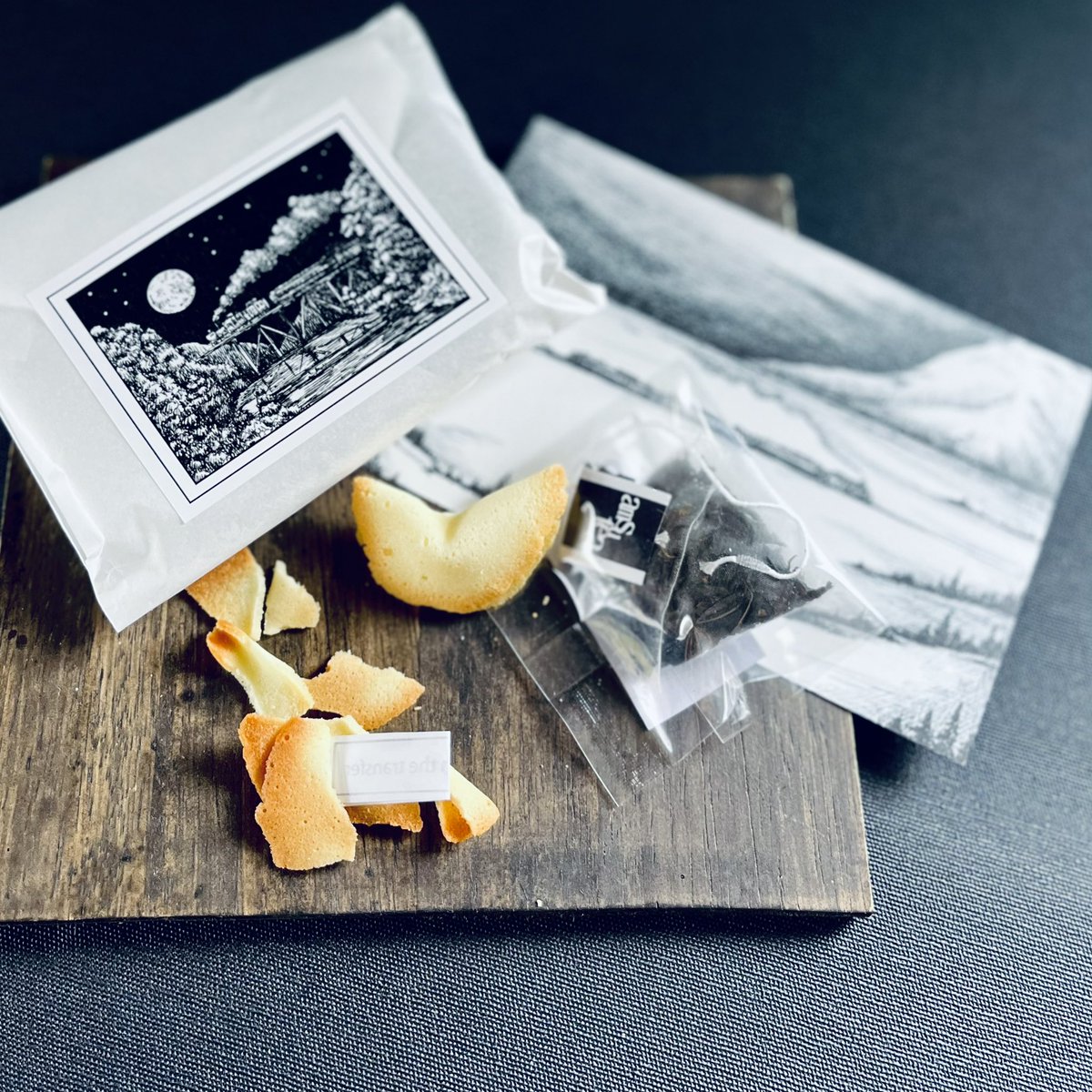 今回もお菓子を、さらにはお茶とのペアリングも担当させていただきました

新たな旅の幕開けは汽車から前旅の余韻をコーヒーで味わい、乗り込んだ車中にて穏やかで優しい甘みの和紅茶とフォーチュンクッキーで旅の行方を占います☺️

Have a nice trip💜 