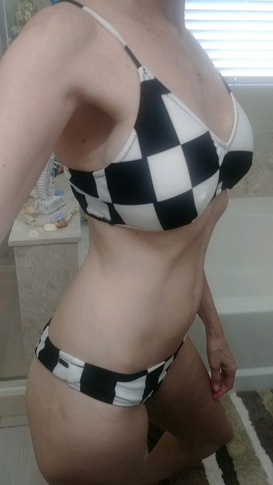 I hope you like checkers on a MILF Monday! 
#milf #bikini #sexymom https://t.co/ol99kFgJGn