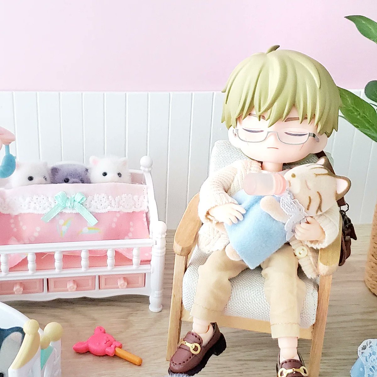 Blesseii's tweet photo. Cat dad duties 🐱🍼💤

#nanamikento #七海建人 https://t.co/sTTc8xGLYa