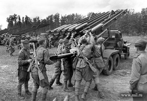 worldwar2study's tweet image. Axis forces in Poland are being overwhelmed by millions of Red Army men pouring west across river Vistula; most German "divisions" are now significantly understrength.  #WW2