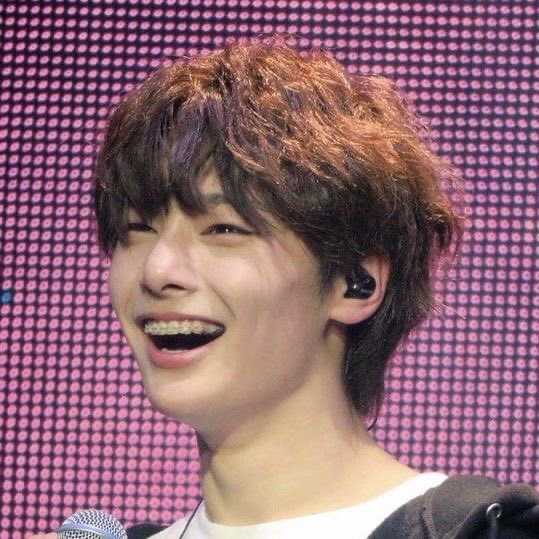 cathbok's tweet photo. fotos icônicas do jeongin de aparelho porque fazem 4 anos que ele tirou, uma thread de apreciação ao maknae on top https://t.co/l9NFEqRnBr