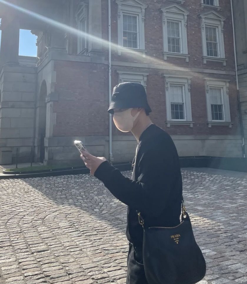 seossomday's tweet photo. Queen 👸 and King 🤴 

I'm curious if somin think of this old photo when she took the photo of inguk in Toronto.📷 🙋‍♀️💜

#JungSoMin #SeoInGuk https://t.co/dc0Fe93OrT