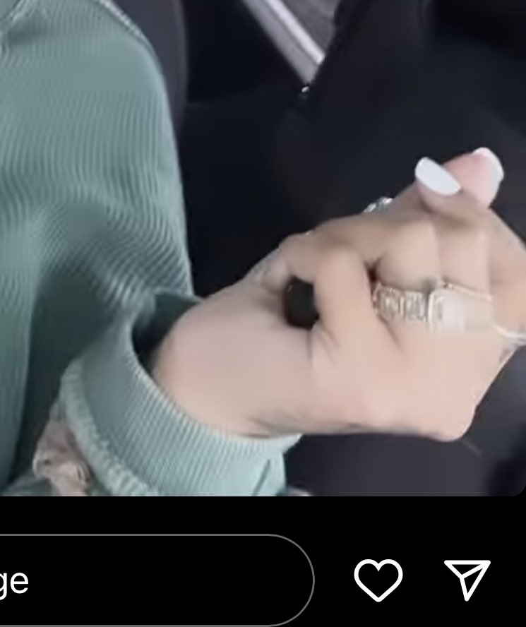 _Fireflies999's tweet photo. She hasn’t worn her engagement ring from Juice since this Carter shit started but she comes outta jail and puts it on 🤔 interesting https://t.co/tGMVLMXKY4