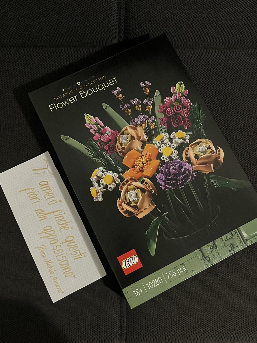 beas_ro's tweet photo. me regaló las flores de Lego🥹 https://t.co/C3pbujE6Js