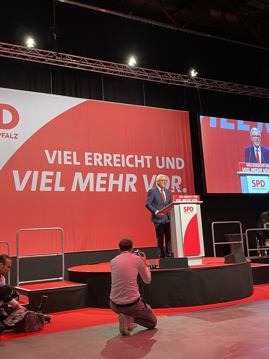 Alex_Schweitzer's tweet photo. Und das war unser Jahresauftakt der @spdrlp. 75 Jahre Landesverband der Sozialdemokratie: Lange Jahre der Opposition. Politische und strukturelle „Versöhnung“ mit dem Bundesland. Mehrheitspartei seit über drei Jahrzehnten. Und seit zehn Jahren Ministerpräsidentin Malu Dreyer! https://t.co/t0d72nVdWJ