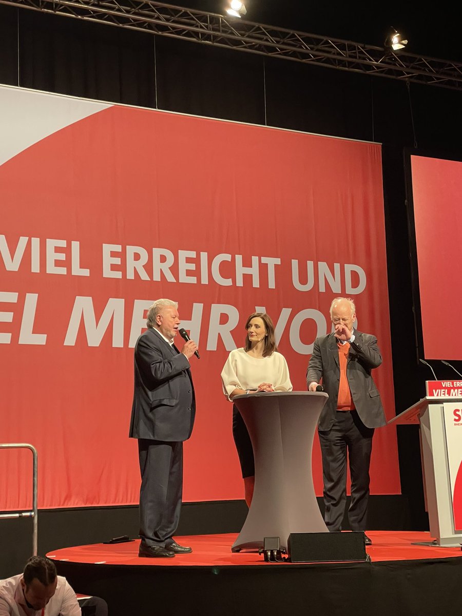 Alex_Schweitzer's tweet photo. Und das war unser Jahresauftakt der @spdrlp. 75 Jahre Landesverband der Sozialdemokratie: Lange Jahre der Opposition. Politische und strukturelle „Versöhnung“ mit dem Bundesland. Mehrheitspartei seit über drei Jahrzehnten. Und seit zehn Jahren Ministerpräsidentin Malu Dreyer! https://t.co/t0d72nVdWJ