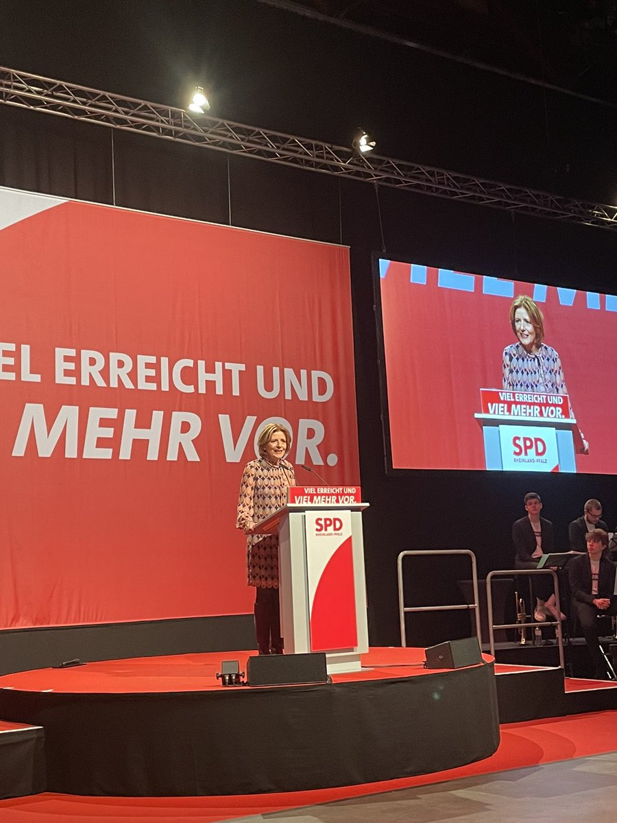 Alex_Schweitzer's tweet photo. Und das war unser Jahresauftakt der @spdrlp. 75 Jahre Landesverband der Sozialdemokratie: Lange Jahre der Opposition. Politische und strukturelle „Versöhnung“ mit dem Bundesland. Mehrheitspartei seit über drei Jahrzehnten. Und seit zehn Jahren Ministerpräsidentin Malu Dreyer! https://t.co/t0d72nVdWJ