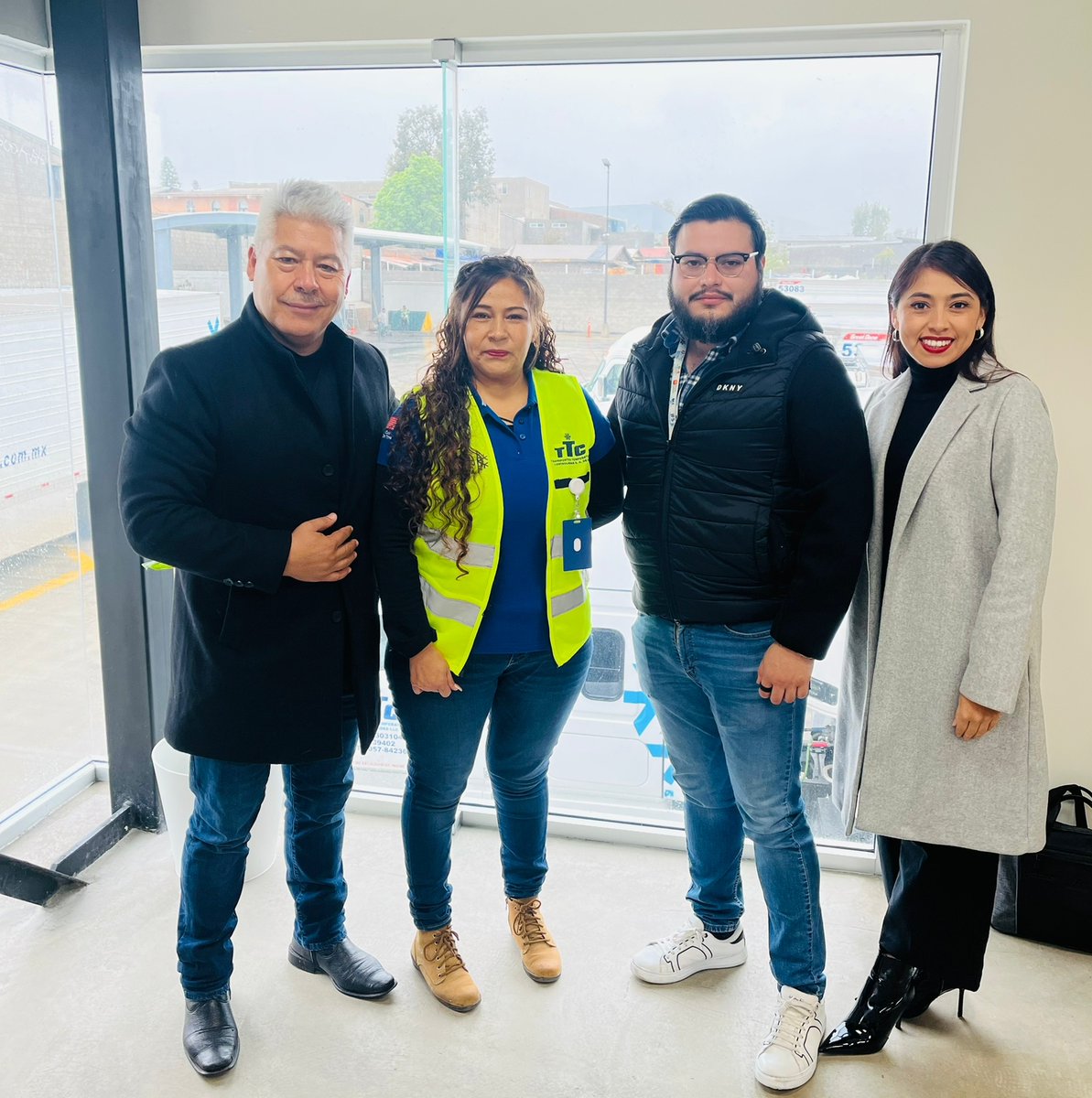 ScaniaMX's tweet photo. ¡Muchas felicidades! @JfsTransportes sumó a la primera mujer operadora a sus filas y es una de las egresadas de nuestro programa de #ConductorasScania. Agradecemos a @PaolaMoncada (AMO) y a @canacarmexico por acompañar este proceso que sin duda sirve para inspirar a más mujeres. https://t.co/IvgZtAtNnM