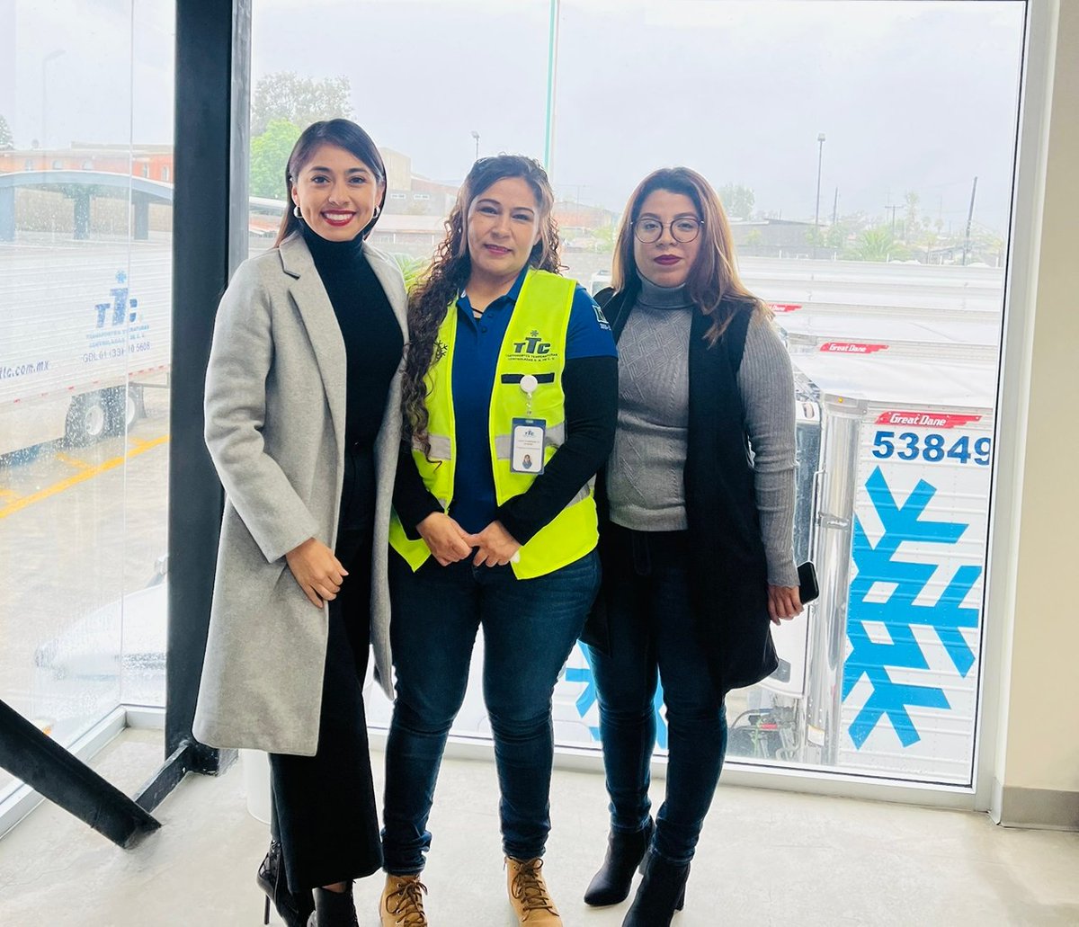 ScaniaMX's tweet photo. ¡Muchas felicidades! @JfsTransportes sumó a la primera mujer operadora a sus filas y es una de las egresadas de nuestro programa de #ConductorasScania. Agradecemos a @PaolaMoncada (AMO) y a @canacarmexico por acompañar este proceso que sin duda sirve para inspirar a más mujeres. https://t.co/IvgZtAtNnM
