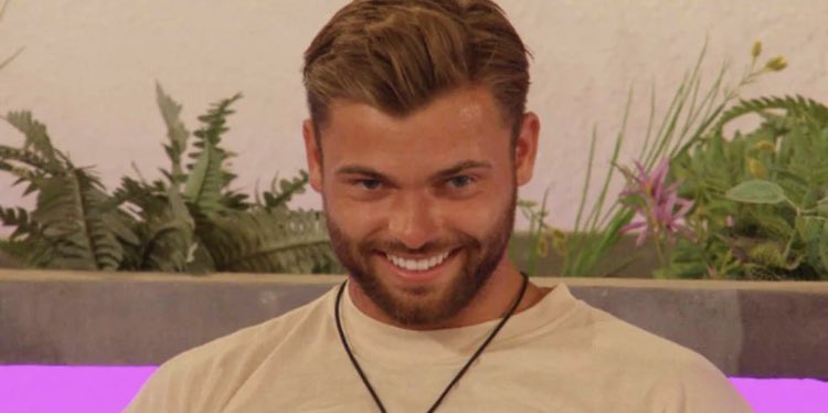 Natssx6's tweet photo. Who let jake in the villa, come on now you can’t sneak past us #LoveIslandUK https://t.co/Yo65tOY8ML