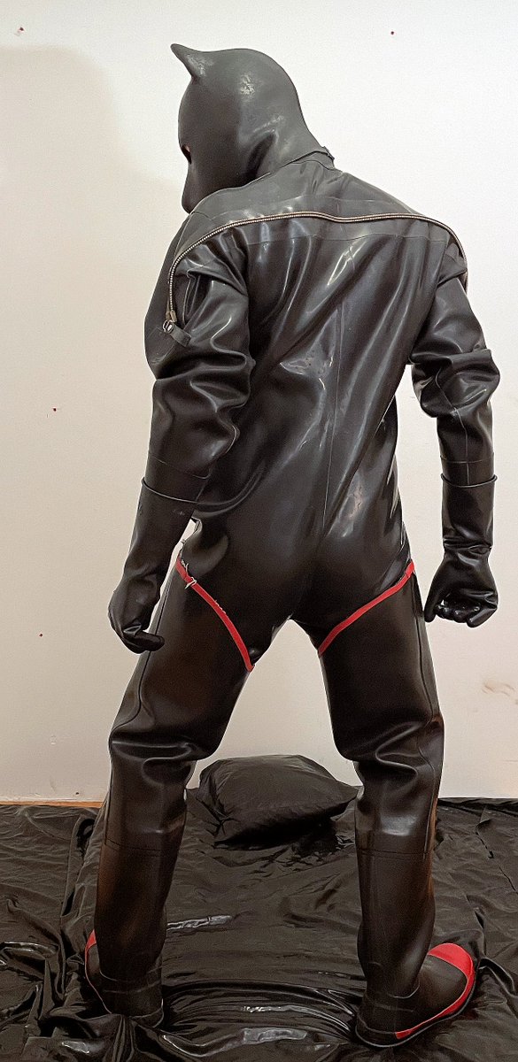 diverpup's tweet photo. My full rubber butt view. https://t.co/kwvF8RfwZJ