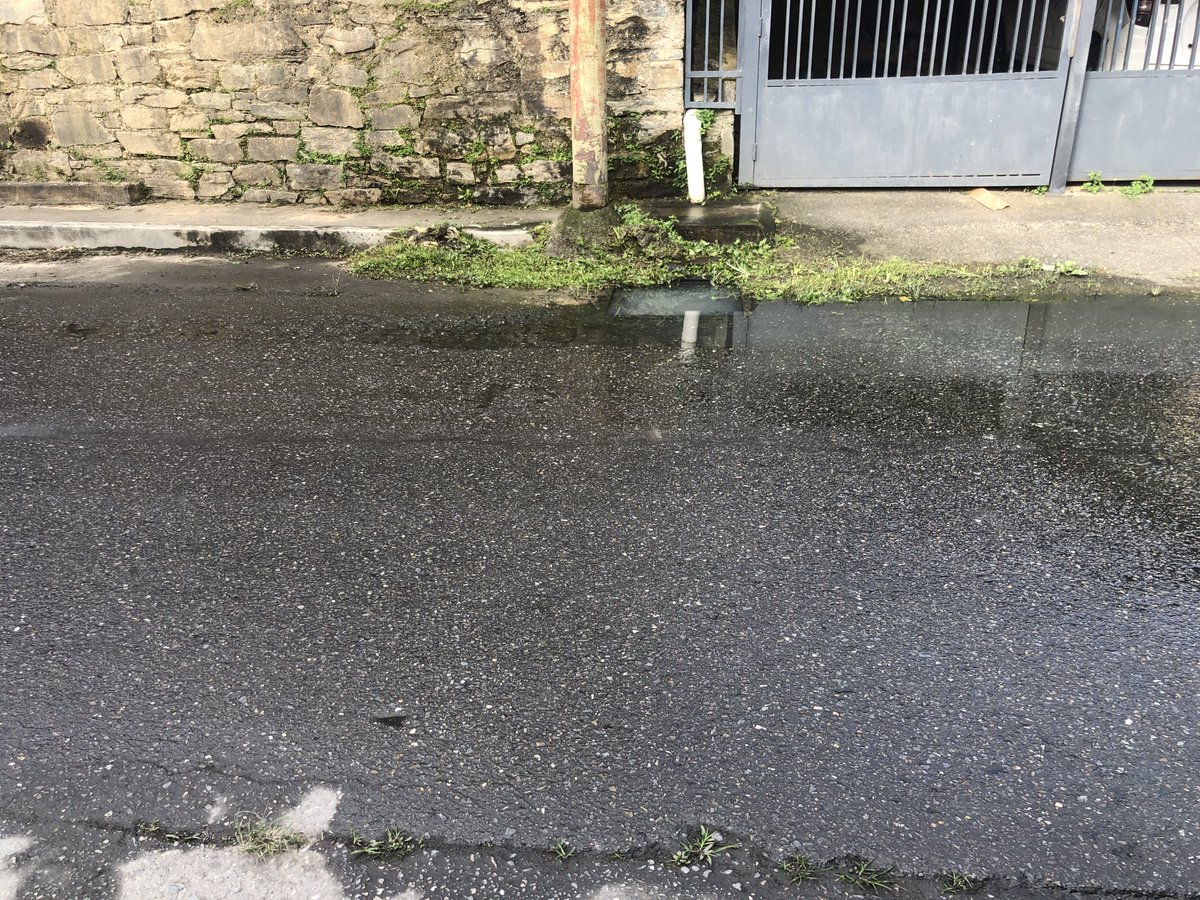 Luicmb's tweet photo. Bote de aguas servidas en la Calle San Pablo entre la entrada de los Robles y Altos del Halcón 2 causando daños en el pavimento e insalubridad ⁦para transeúntes y casas aledañas @ServiciosEH⁩ ⁦@ElHatillo⁩ ⁦@eliasayegh⁩ ⁦@HidroCapital2⁩ https://t.co/dWFr1yLhDD