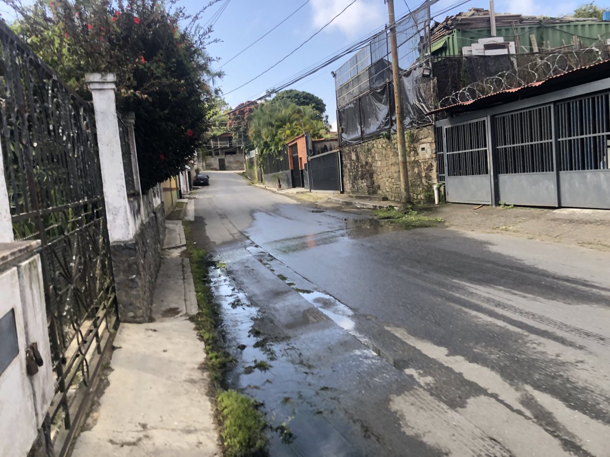 Luicmb's tweet photo. Bote de aguas servidas en la Calle San Pablo entre la entrada de los Robles y Altos del Halcón 2 causando daños en el pavimento e insalubridad ⁦para transeúntes y casas aledañas @ServiciosEH⁩ ⁦@ElHatillo⁩ ⁦@eliasayegh⁩ ⁦@HidroCapital2⁩ https://t.co/dWFr1yLhDD