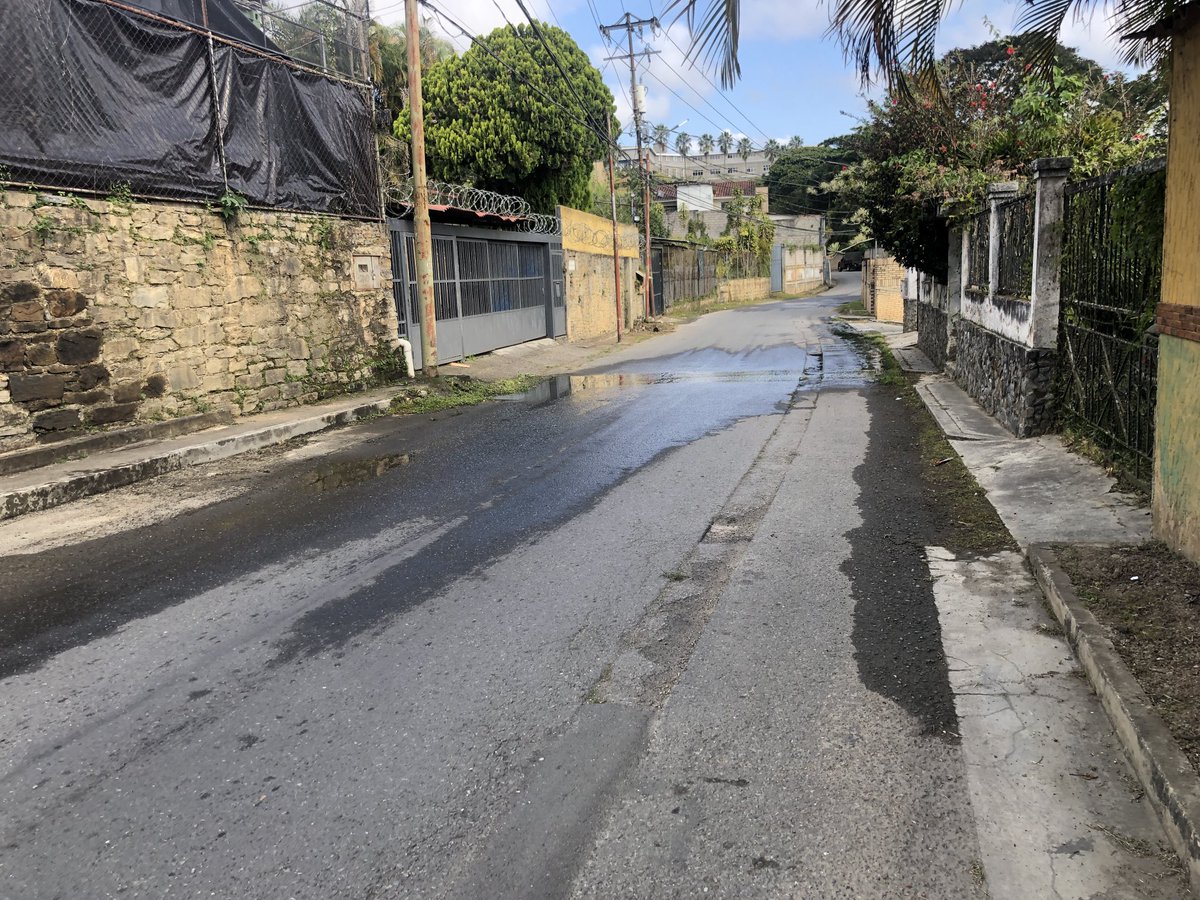Luicmb's tweet photo. Bote de aguas servidas en la Calle San Pablo entre la entrada de los Robles y Altos del Halcón 2 causando daños en el pavimento e insalubridad ⁦para transeúntes y casas aledañas @ServiciosEH⁩ ⁦@ElHatillo⁩ ⁦@eliasayegh⁩ ⁦@HidroCapital2⁩ https://t.co/dWFr1yLhDD