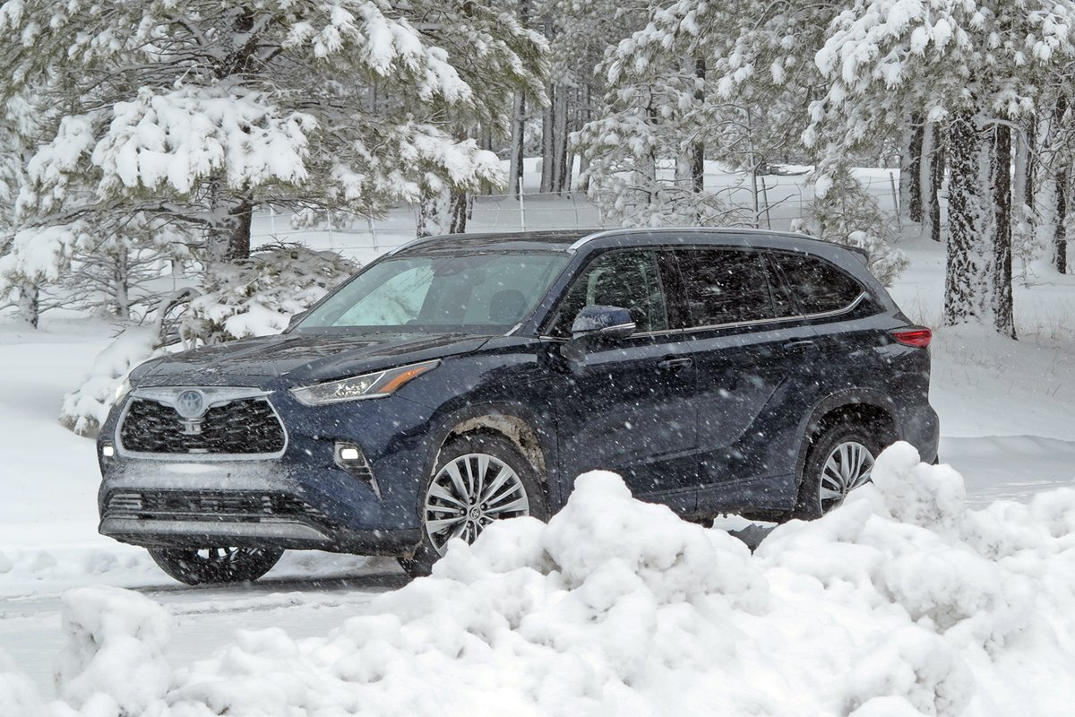 Record-breaking snow on the outskirts of Flagstaff in the 243-hp 7-seat midsize 2023 #ToyotaHighlander Platinum Hybrid AWD (one of 22 builds incl hybrids & AWD). Powerful, sure-footed and fuel-frugal, no matter what we threw at it. Made in Princeton, Indiana. #Toyota #ToyotaUSA