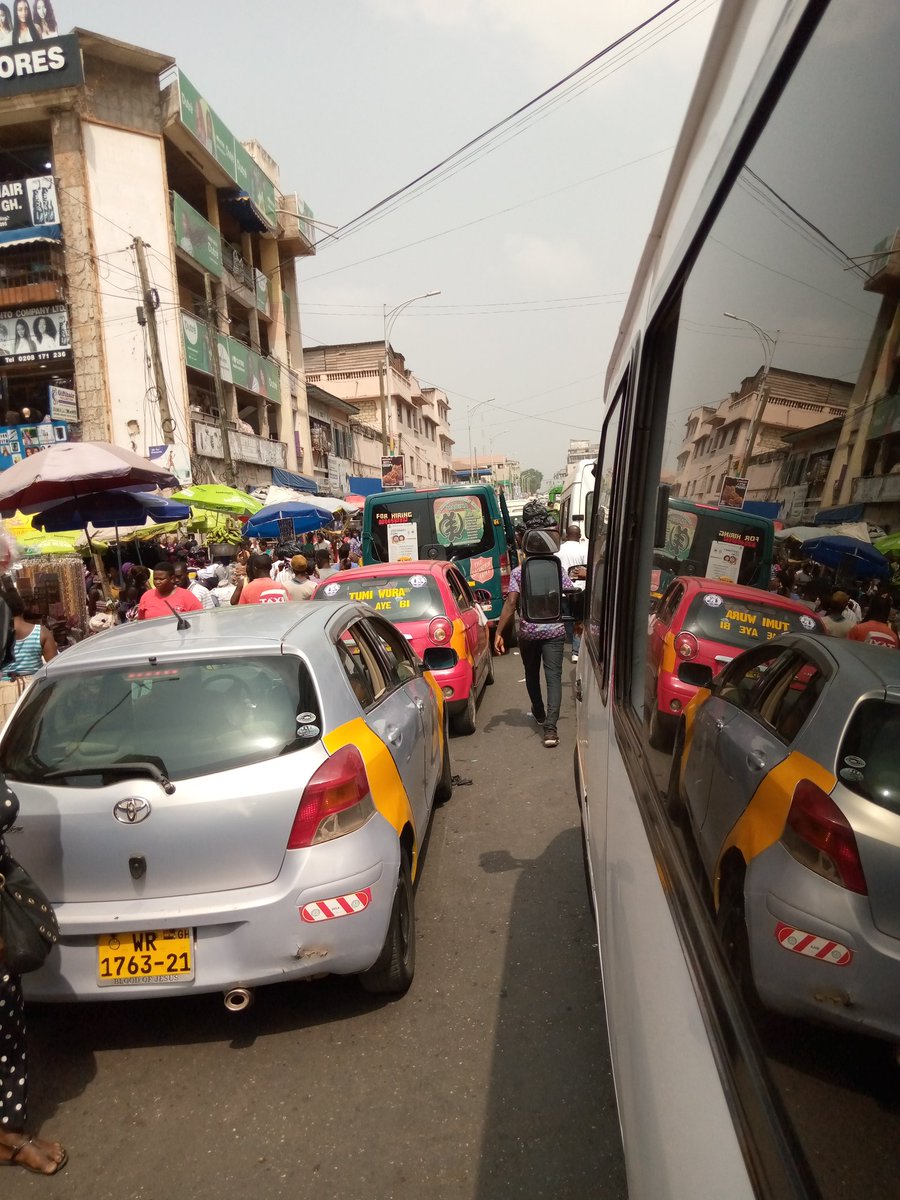 BDrinkup's tweet photo. Constrained crowd movements in Makola market, Accra, worsens market experience as sellers have taken portions of the road causing human and vehicle traffic.
#kwodwoBoateng
#TheoroseElikplimDzineku https://t.co/Jcix9OEB7U