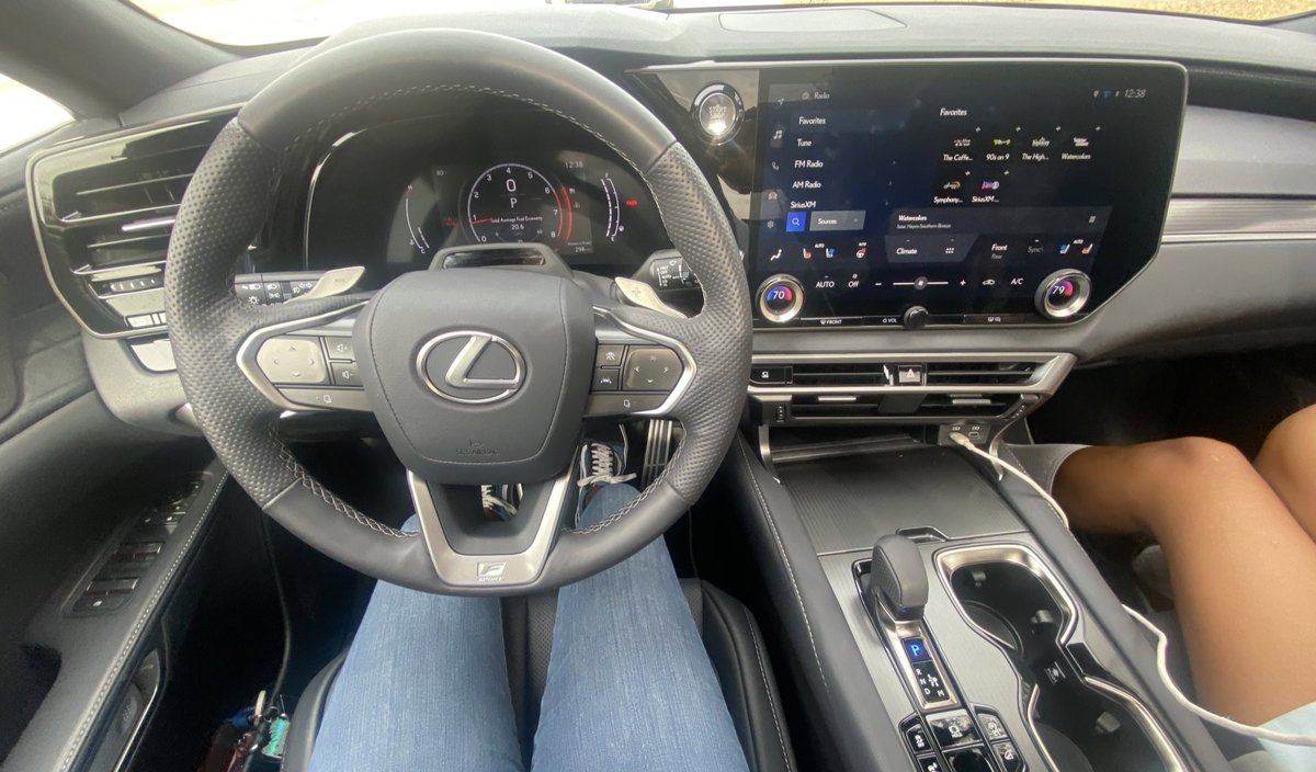 TeiaBCollier's tweet photo. A little lake time, a little drive time in the @Lexus RX 350 and burgers on the patio with my people. A very good blend of everyday extraordinary. #digit #mydallas #ExperienceAmazing https://t.co/5ONn6pHSVv
