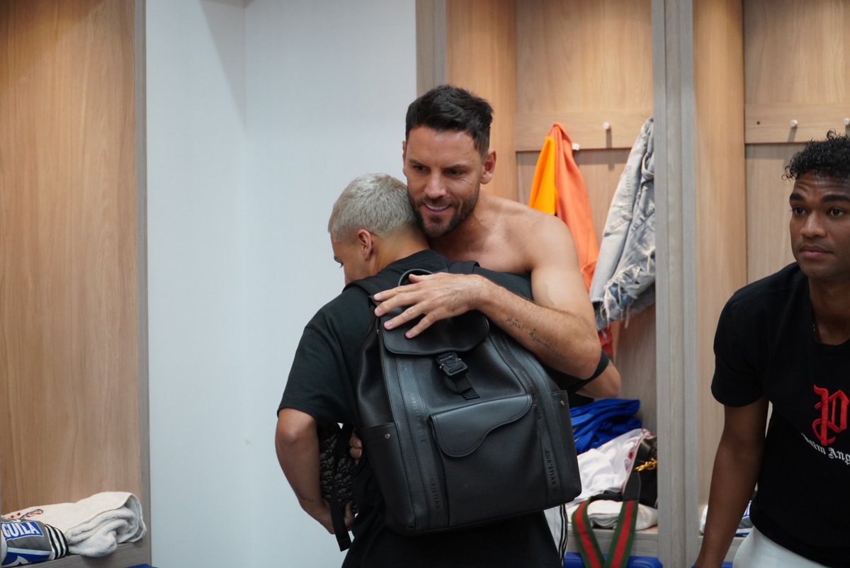 JuniorClubSA's tweet photo. ✊🏽¡Bienvenida del grupo! JuanFer llegó al Metropolitano para su primer entrenamiento como ‘Rojiblanco’. 

#VamosJunior🔴⚪️🔵 https://t.co/JtOXlhPvJD
