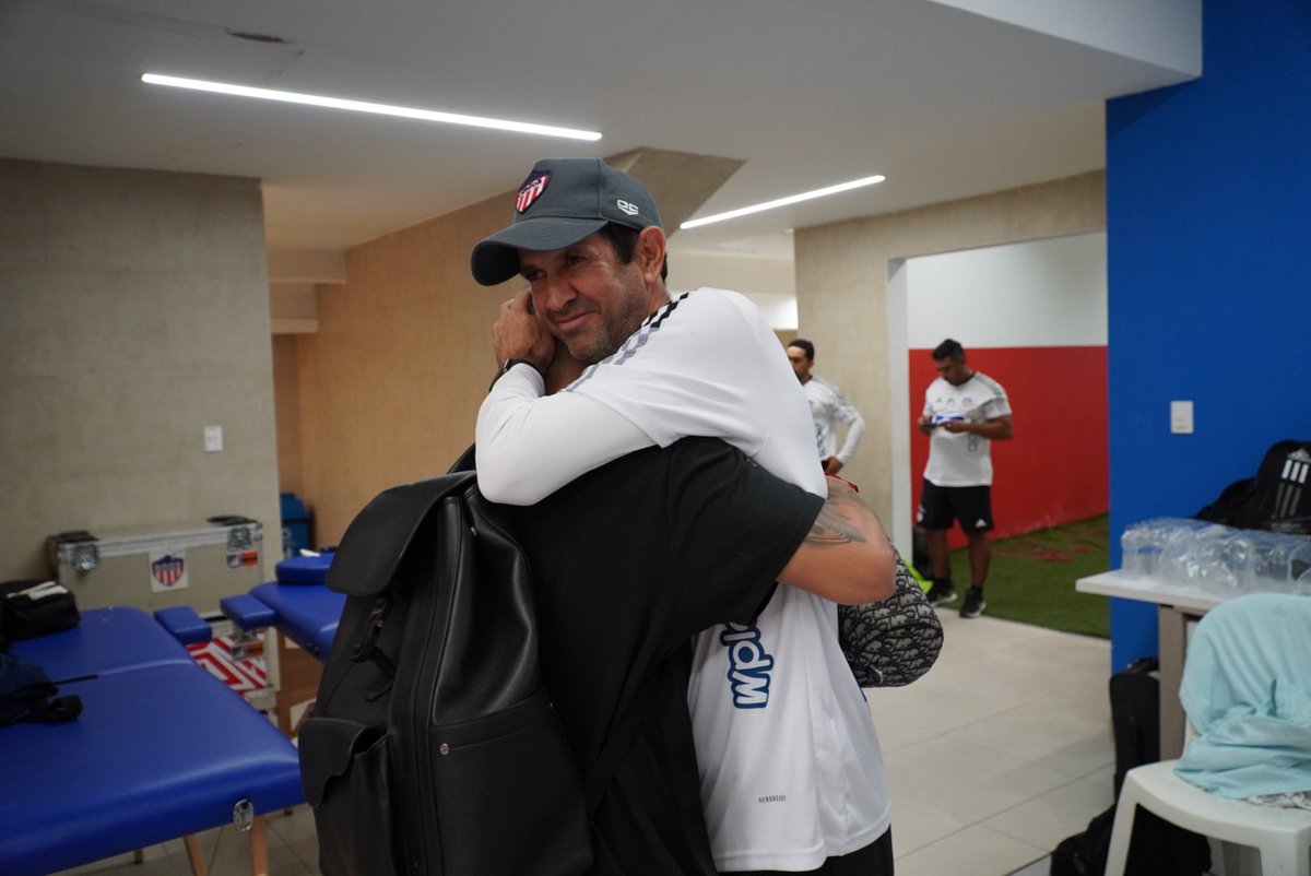JuniorClubSA's tweet photo. ✊🏽¡Bienvenida del grupo! JuanFer llegó al Metropolitano para su primer entrenamiento como ‘Rojiblanco’. 

#VamosJunior🔴⚪️🔵 https://t.co/JtOXlhPvJD