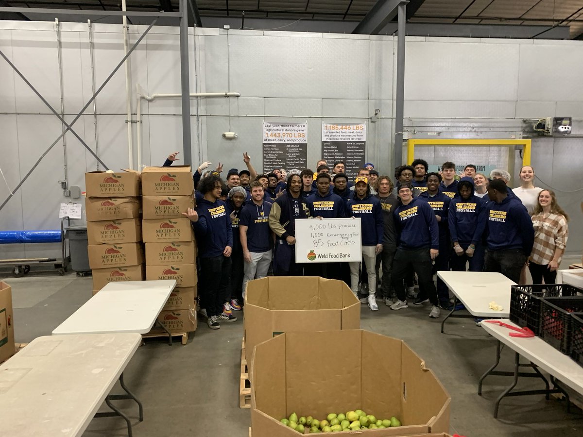 UNC_BearsFB's tweet photo. Serving our community!

#MLKDay https://t.co/9nJZ5DGaWX