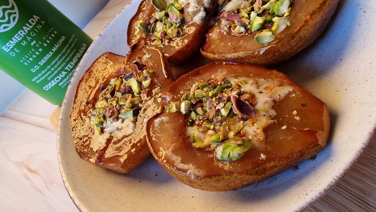 #Peras con queso roquefort, aove y pistachos en la #airfryer. 
El contraste entre el dulzor de la fruta y la miel con el punto salado y el sabor potente del queso azul es espectacular.
<a href="/aceiteesmeralda/">Aceite Esmeralda de Mágina</a> 
<a href="/DOSierraMagina/">D.O.P. Sierra Mágina</a> 
instagram.com/reel/CnfjwRfKq…