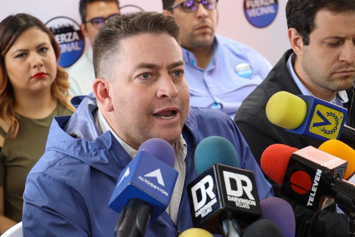 lafuerzavecinal's tweet photo. Exhortamos a que se sepa que si lo público no funciona el país se puede parar, alcaldías, gobernaciones, institutos, todo lo que es público y todo el que está cobrando en bolívares en una economía de hecho dolarizada. 

⚪️⚫️🔵 https://t.co/7vAD9rCLem