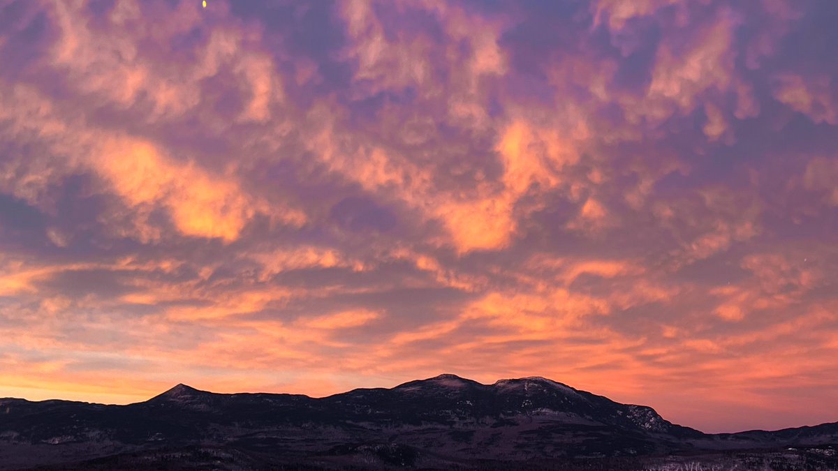 jwalter1337's tweet image. Who needs a billion dollars when Mother Nature puts on a show like this for free. 

@SugarloafMaine @visitmaine #theloaf #MaineThing