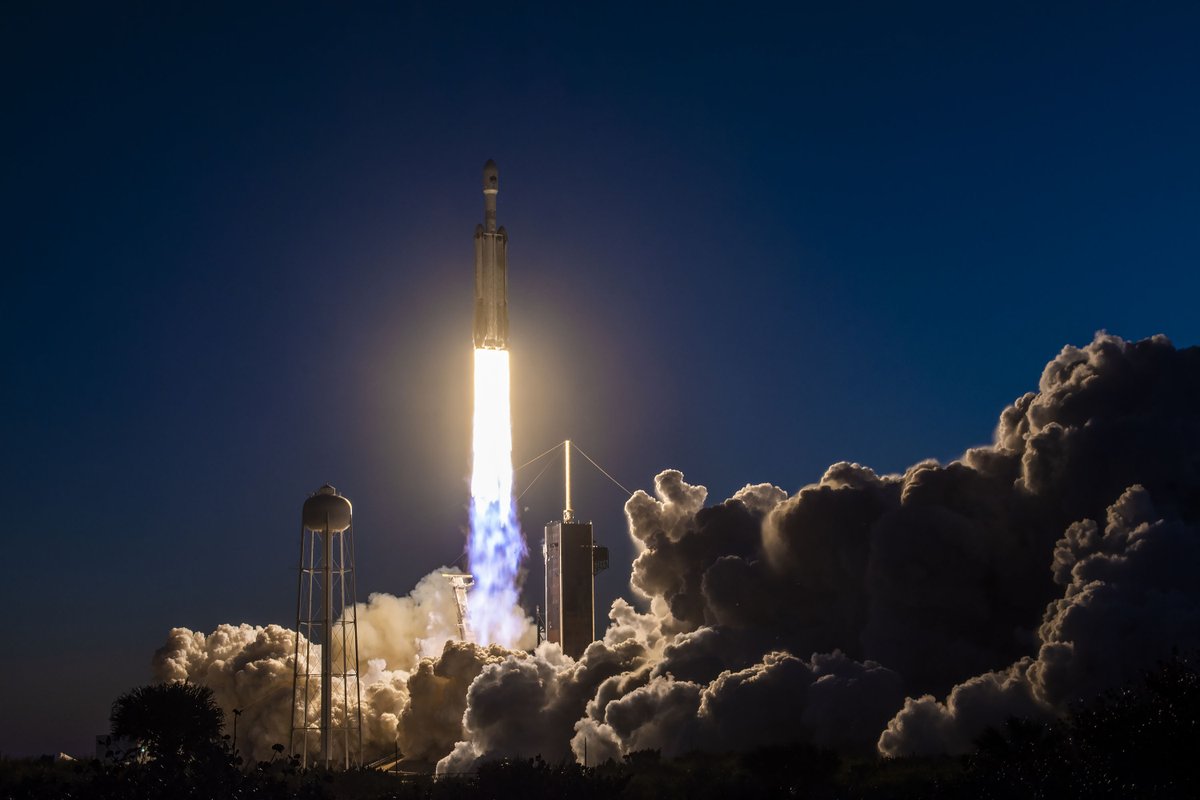 USSF_SSC's tweet photo. πSuccess! π°οΈ Spectacular liftoff of the Falcon Heavy with two DoD spacecraft on the USSF-67 mission, including LDPE-3A. Congratulations to the entire team of government and industry partners for placing important capability into space! #SpaceSystemsCommand #USSF https://t.co/LLWrvFvaSE