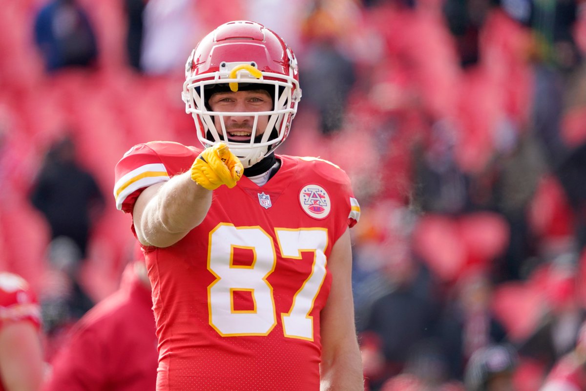 aaronladdtv's tweet image. #Chiefs Travis Kelce is just 99 receiving yards shy of most-ever by a tight end in NFL postseason history
