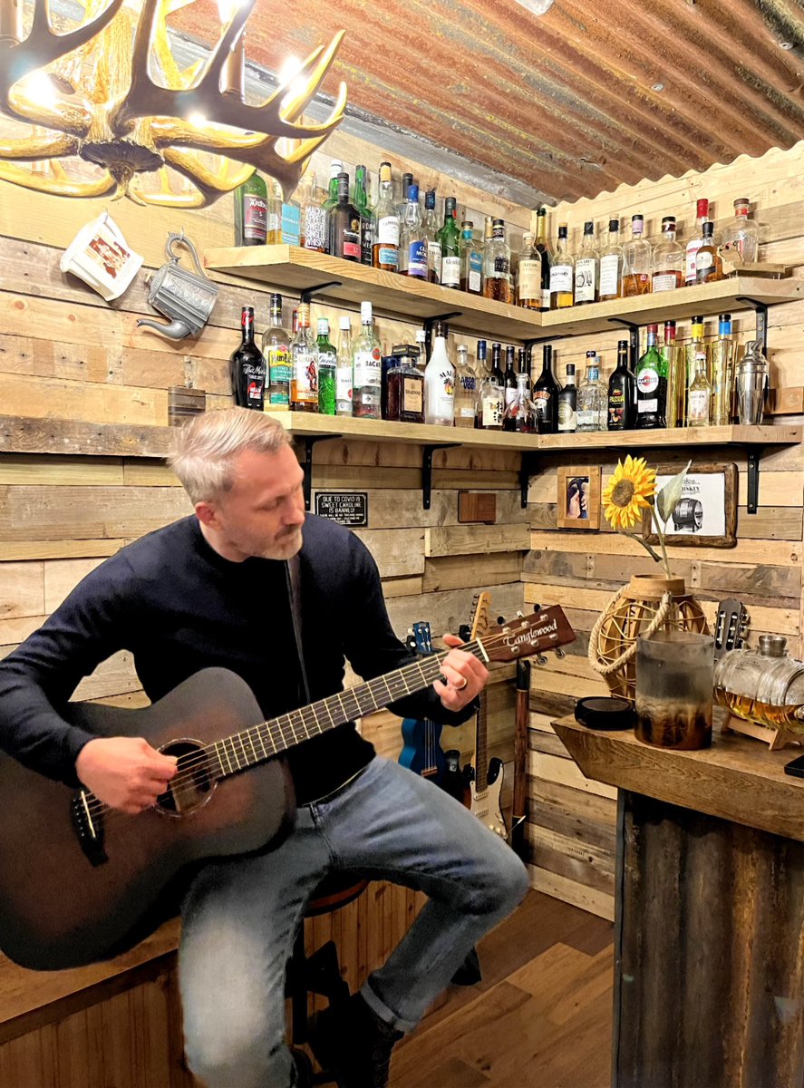 MarkLewis82's tweet photo. Absolutely loving my new @TANGLEWOODUK Crossroads #guitar 👌🏻👌🏻 With superb set-up and delivery by @ScanProAudio 👍🏻 #scanproaudio #Tanglewood #TrustTanglewood #NewGuitarDay 🎸 (photo courtesy of the wife 😁) https://t.co/D22EVNHuT9