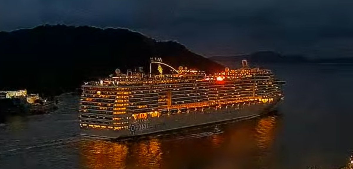 CanalDoPorto's tweet photo. MSC Preziosa saindo hoje de Santos https://t.co/Ix6OdJajdS
