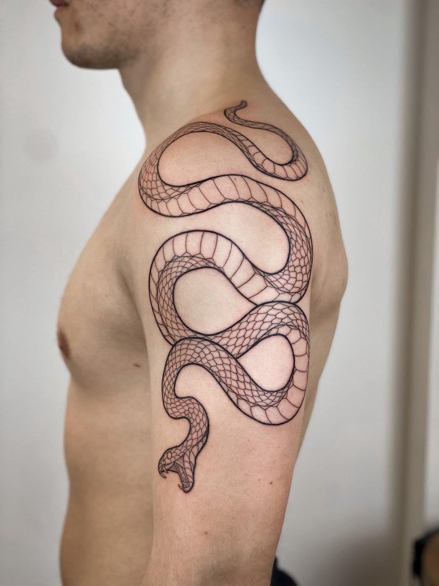 Valentement's tweet photo. C’est pas du tout l’heure de poster mais je suis trop fier de ce serpent ptn j’espère il va pas flop https://t.co/hQZmrNU9JE