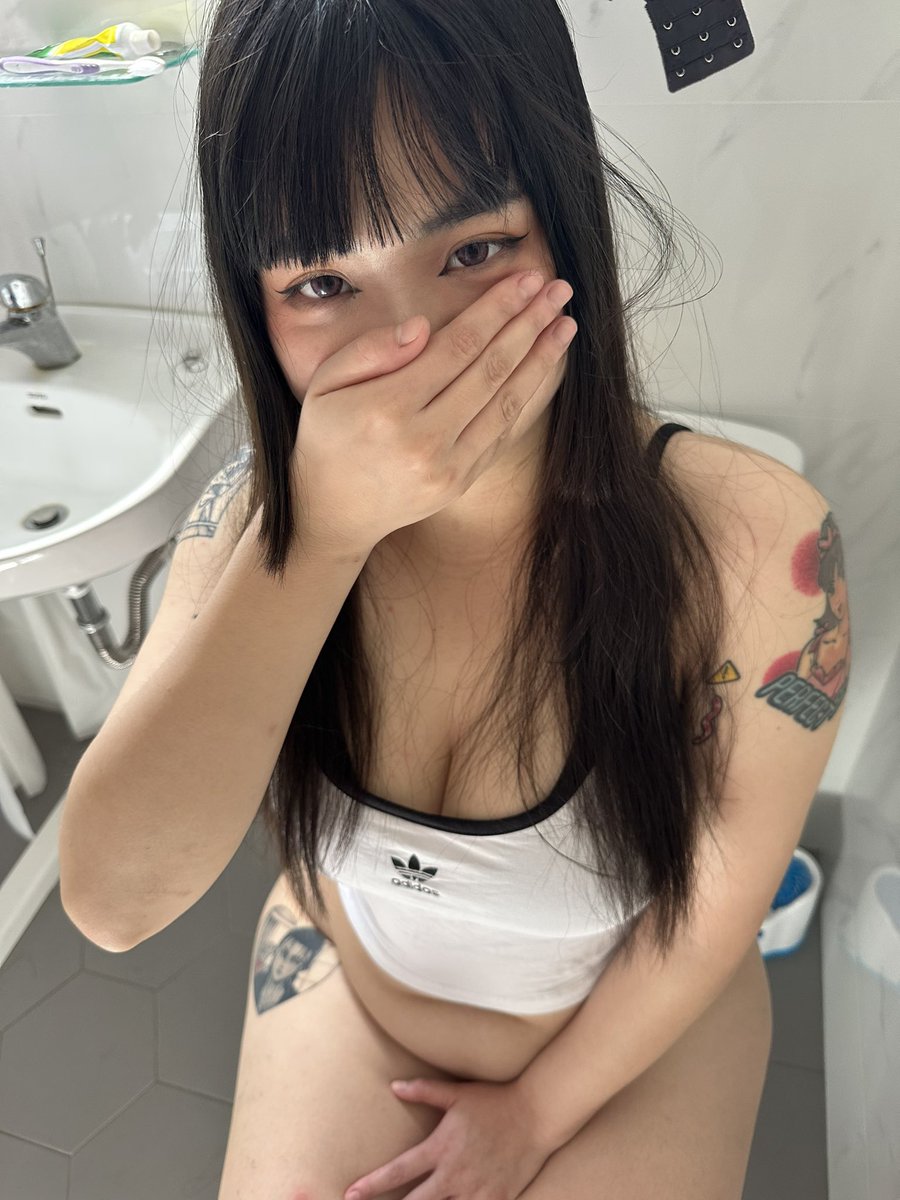 上廁所也要進來偷拍欸 https://t.co/3HDq7V70T1