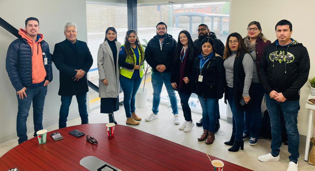 Idelgadov's tweet photo. Seguimos impulsando la participacion de las Mujeres en la Industria del Autotransporte de Carga. Con el apoyo de Empresas como @JfsTransportes que hoy integra una chica mas del Programa con @ScaniaMX  bajo el impulso de @canacarmexico y la A.M.O que preside @PaolaMoncadaN . https://t.co/OCFAjIgnRs