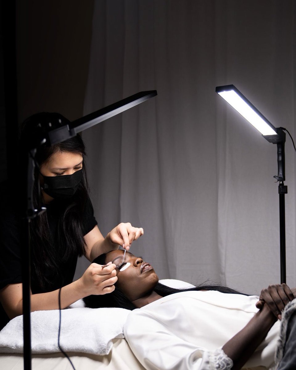 spectrumbrand_'s tweet photo. Who needs a fairy godmother when you have a magic wand? 🧚🏽‍♀️

Our 33" 'Illuminate Wand Max' LED Light Kit is every prince and princess's dream for looking their best ✨

SHOP HERE: https://t.co/lqXN7aCYmh

#ledlighting #spectrumaurora #beautylight https://t.co/aUSzQLTLBn