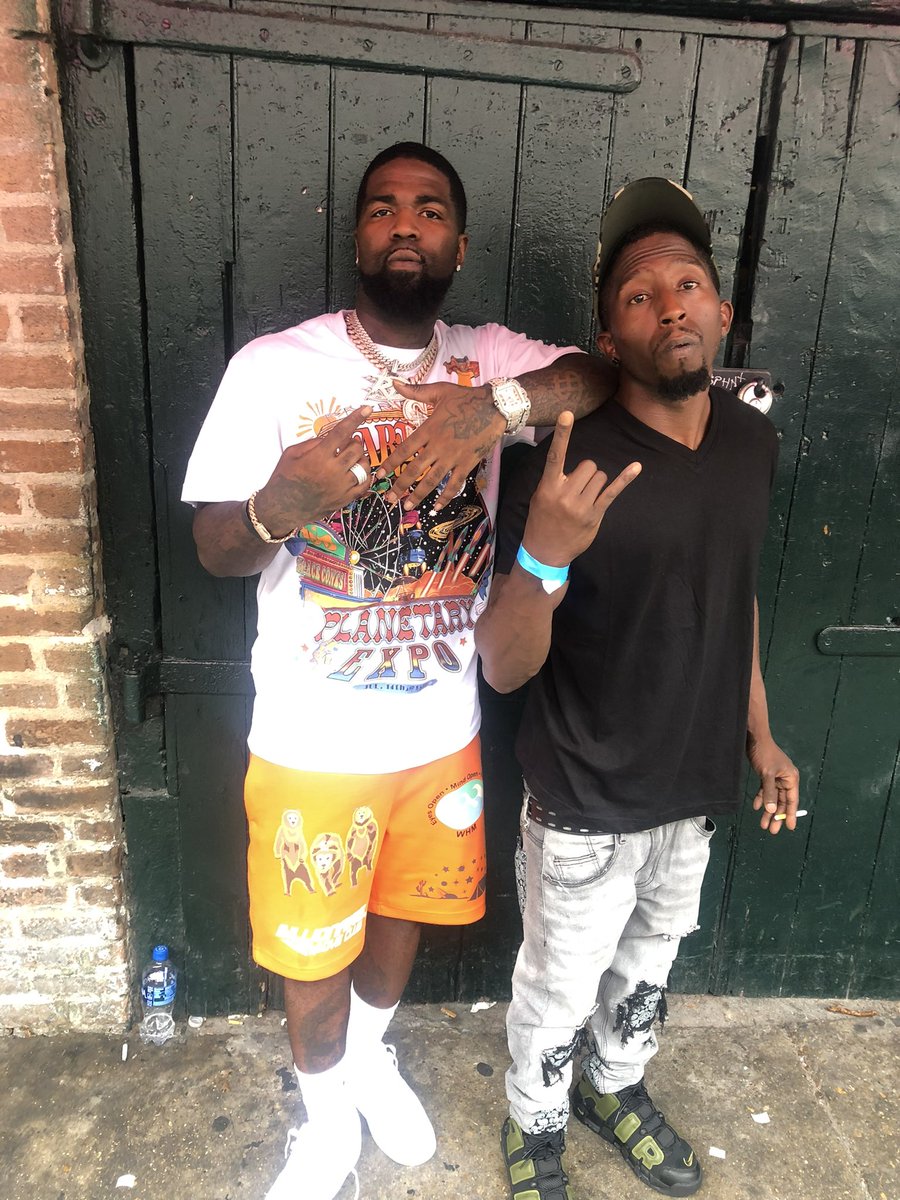 DollaBill414's tweet photo. 🤝🏾It’s In Good Hands Brudda🙏🏿
#ImDollaBill
#TheyKnowNow
#FreeTheWave
#GunTitlesWaddup https://t.co/ChUyCPzi0F